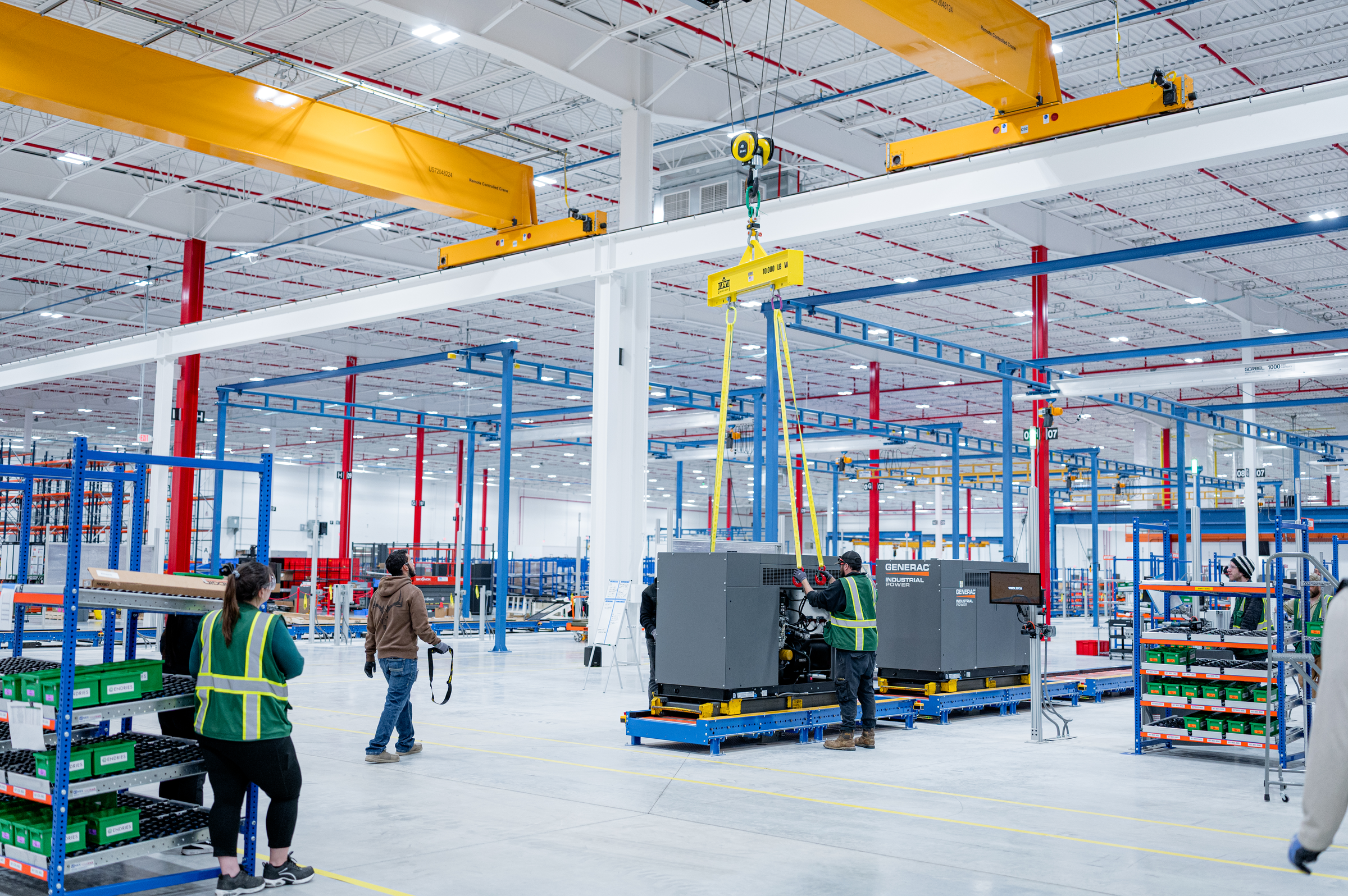 Equipe técnica em operação industrial com geradores